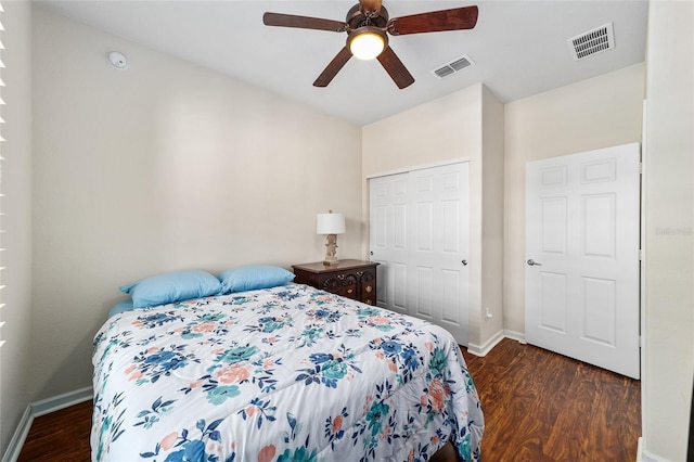 bedroom featuring ceiling fan, dark hardwood / wood-style floors, and a closet