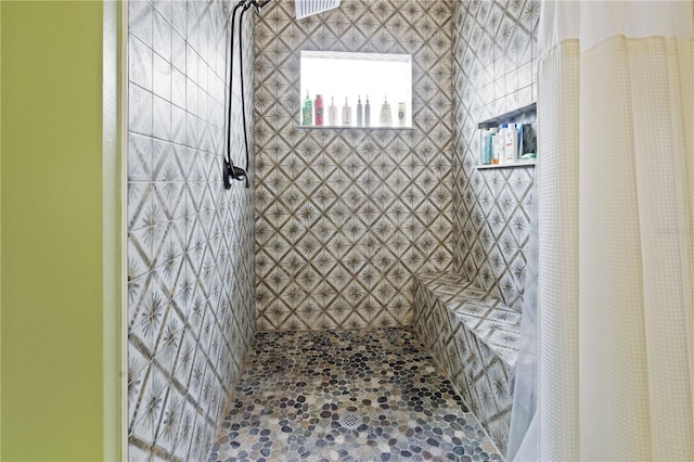 bathroom featuring a tile shower