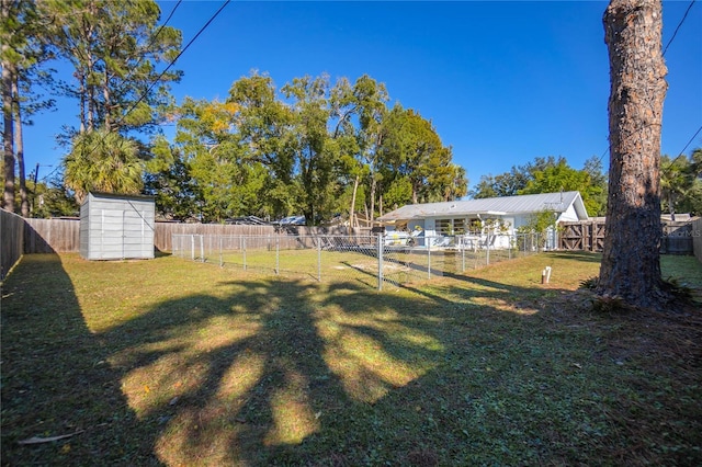 view of yard featuring a shed