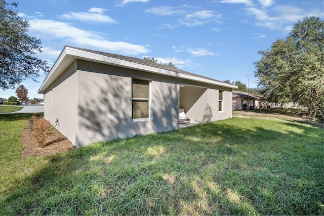 view of side of property featuring a lawn