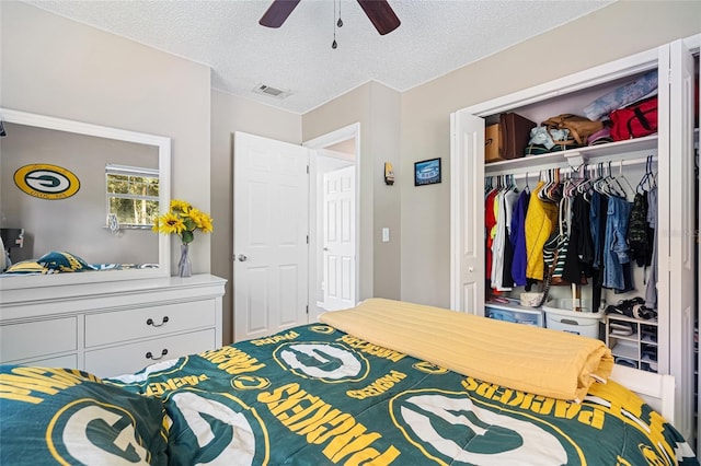 bedroom with a textured ceiling, a closet, and ceiling fan