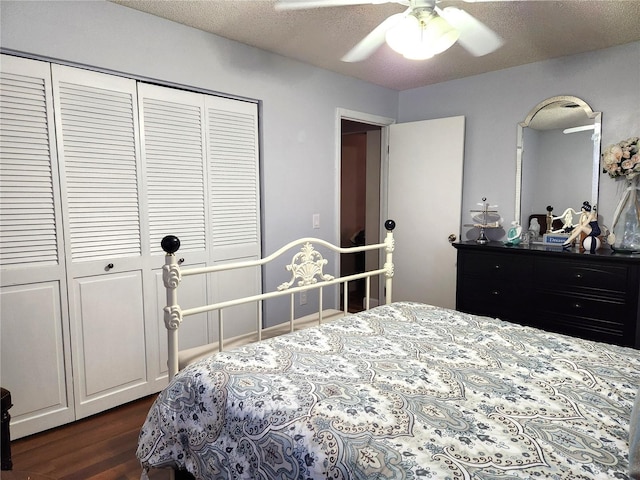 bedroom with dark hardwood / wood-style flooring, ceiling fan, a closet, and a textured ceiling