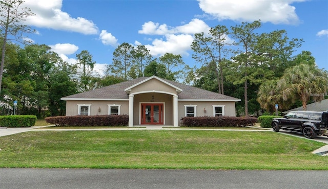 view of front of house featuring a front lawn