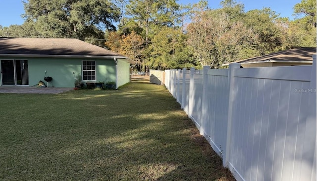 view of yard featuring a patio area