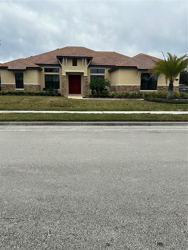 view of front of home featuring a front lawn