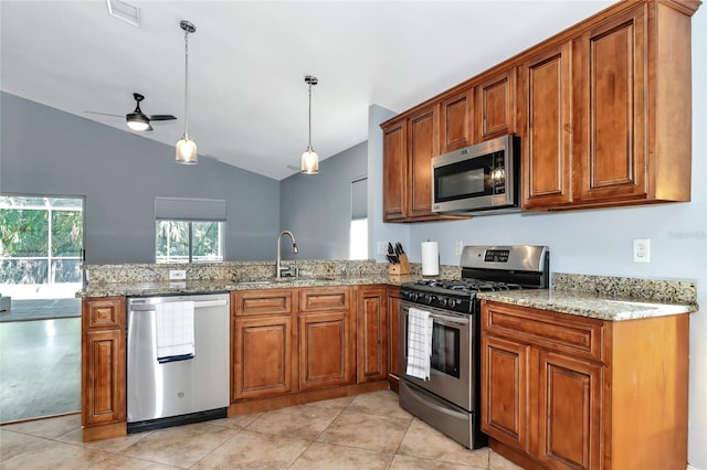 kitchen featuring sink, vaulted ceiling, stainless steel appliances, and kitchen peninsula