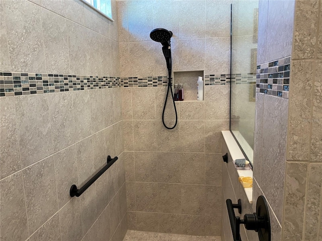 bathroom featuring a tile shower