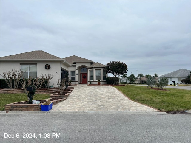 view of front of house featuring a front yard