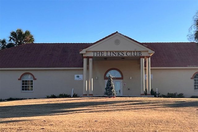 view of front of property featuring a front yard