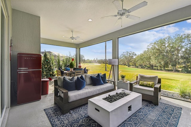 sunroom with ceiling fan