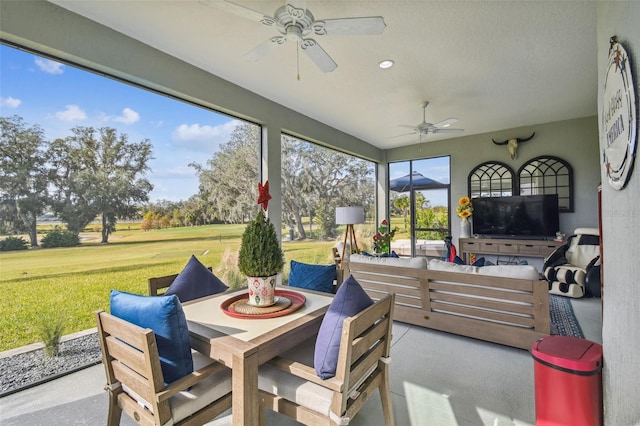 sunroom with ceiling fan