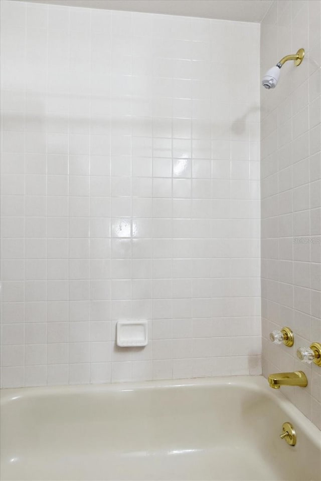 bathroom with tiled shower / bath combo