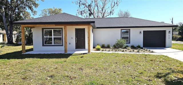 view of front facade featuring stucco siding, a shingled roof, an attached garage, driveway, and a front lawn