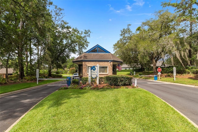 view of front of house featuring a front yard