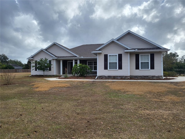 view of front of property featuring a front lawn