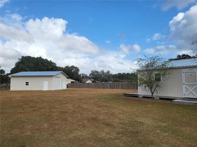 view of yard featuring a shed