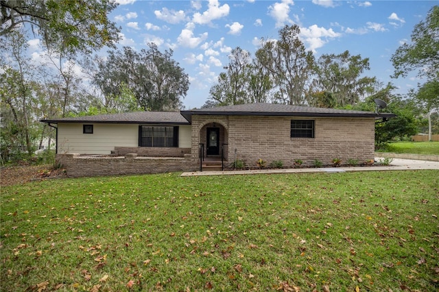 ranch-style house featuring a front yard