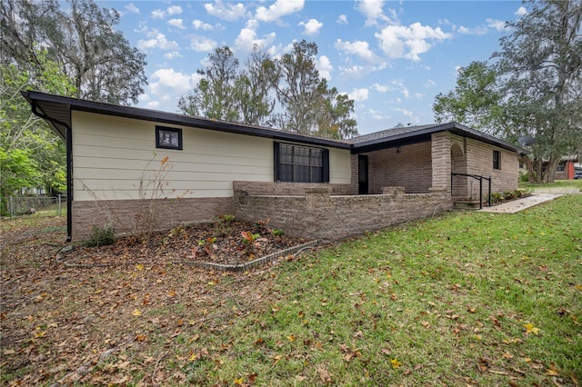 exterior space featuring a front yard