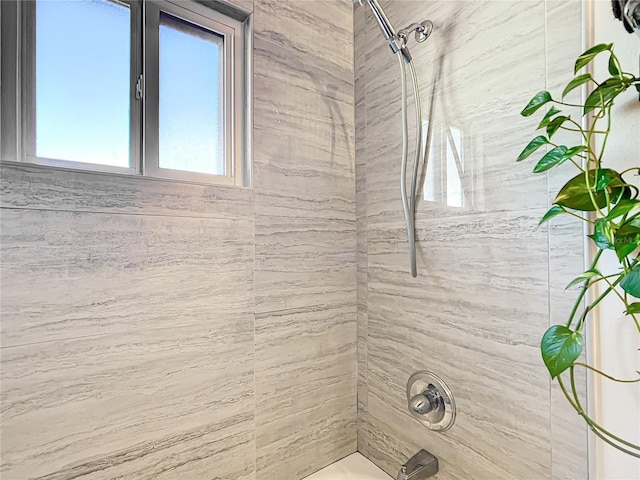 bathroom with tiled shower / bath