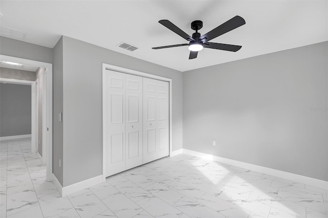 unfurnished bedroom featuring ceiling fan and a closet