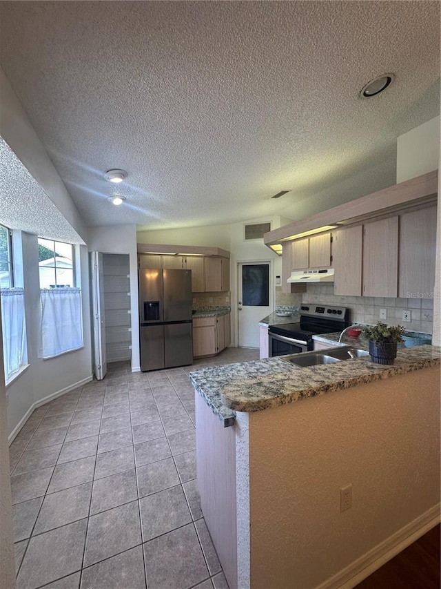 8968 SW 116th Place Rd, Ocala, FL 34481 - kitchen featuring appliances with stainless steel finishes, under cabinet range hood, a peninsula, decorative backsplash, and a textured ceiling