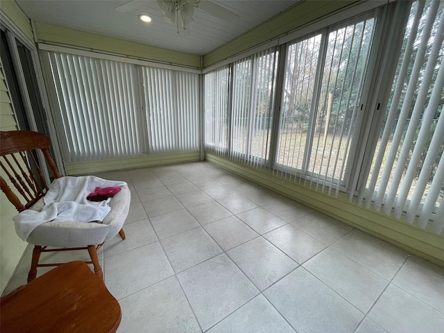 sunroom featuring ceiling fan