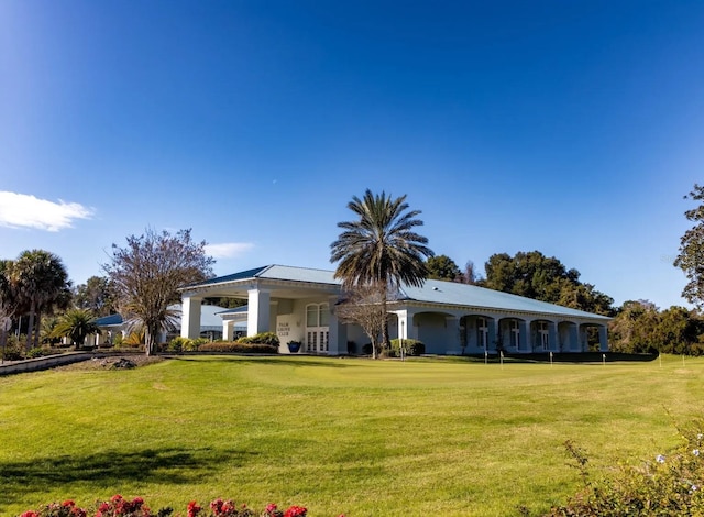 view of front of house featuring a front lawn