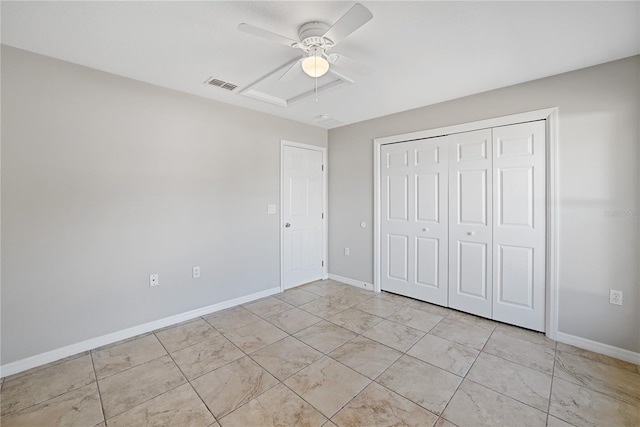 unfurnished bedroom featuring ceiling fan and a closet