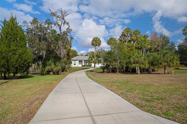 view of property's community featuring a lawn