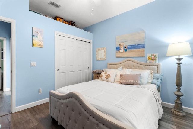 bedroom with dark hardwood / wood-style floors, a closet, and ceiling fan