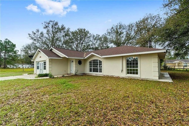 ranch-style house featuring a front yard