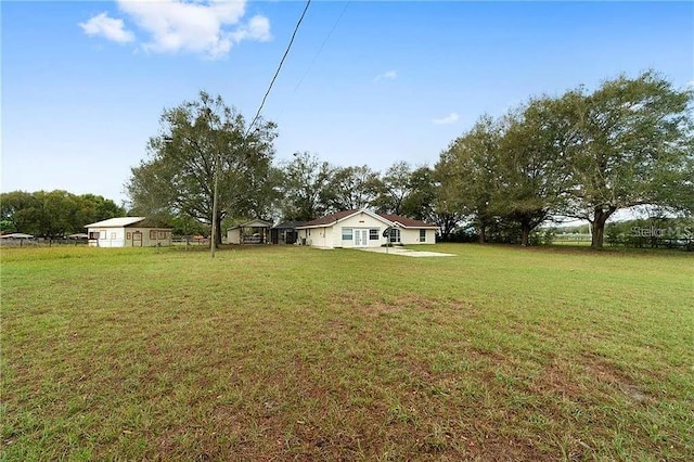 view of yard featuring a rural view