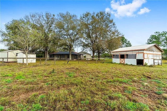 view of yard with an outbuilding