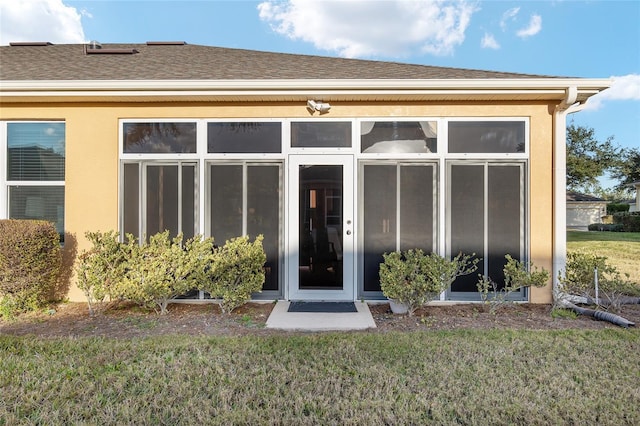 property entrance featuring a yard