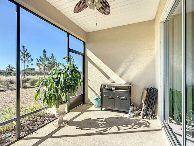 sunroom / solarium featuring ceiling fan