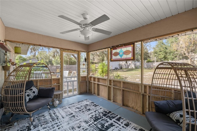 sunroom with ceiling fan