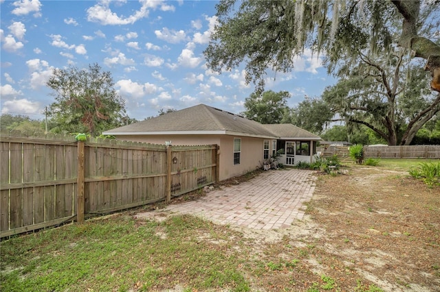 view of yard featuring a patio area