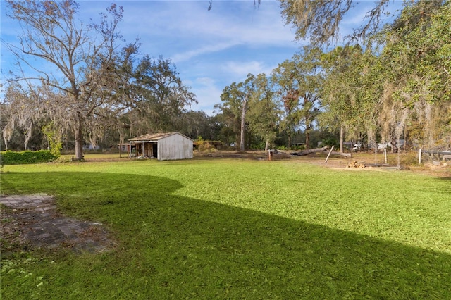 view of yard with an outdoor structure