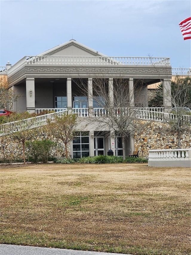 view of front of property featuring a front lawn