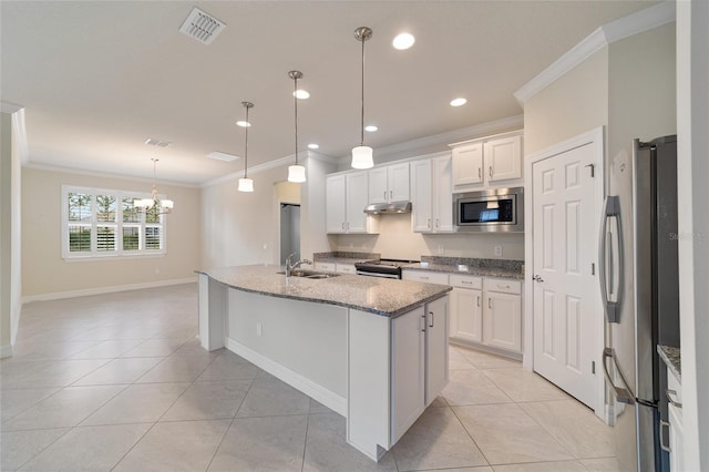 kitchen featuring stainless steel appliances, sink, white cabinets, hanging light fixtures, and an island with sink