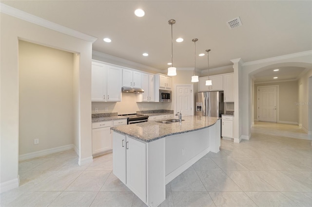 kitchen with sink, appliances with stainless steel finishes, a center island with sink, white cabinets, and ornamental molding