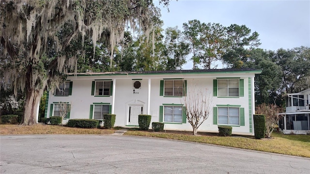 view of front of property