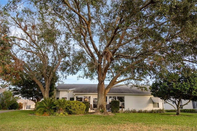 view of front of property with a front lawn