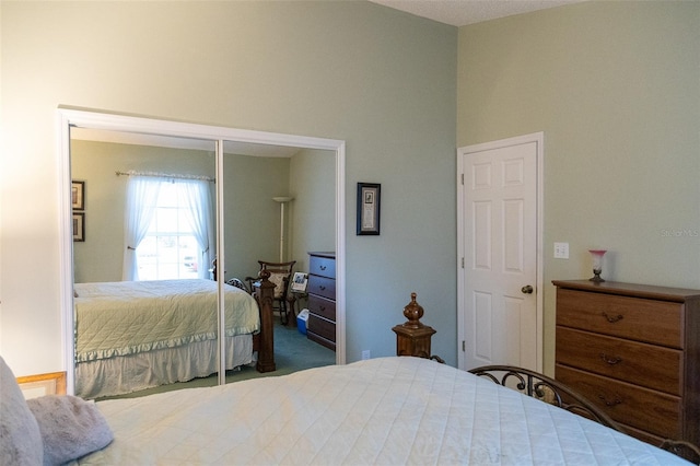 bedroom featuring carpet flooring and a closet