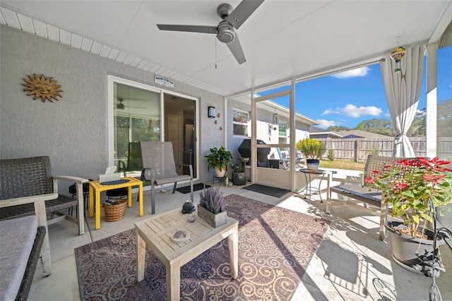 sunroom with ceiling fan