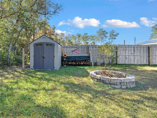 view of yard featuring a storage unit