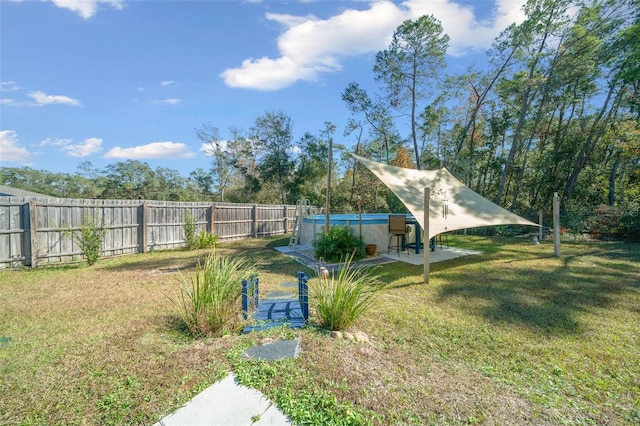 view of yard featuring a pool