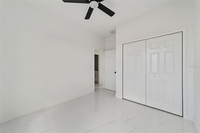 unfurnished bedroom featuring ceiling fan and a closet