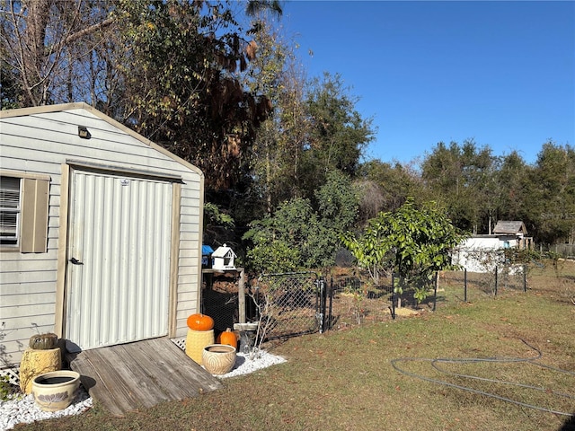 view of yard featuring a storage unit