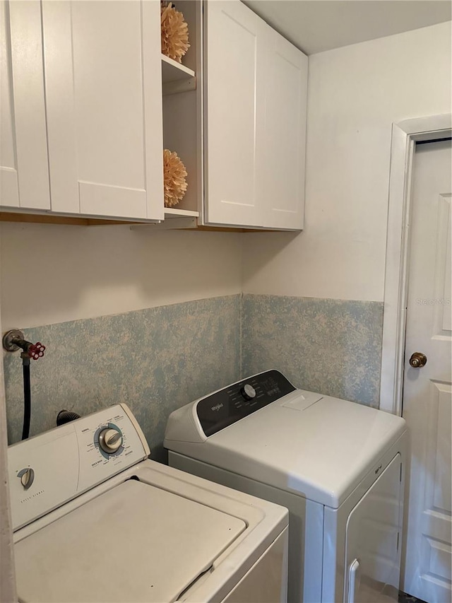 laundry room with cabinets and independent washer and dryer